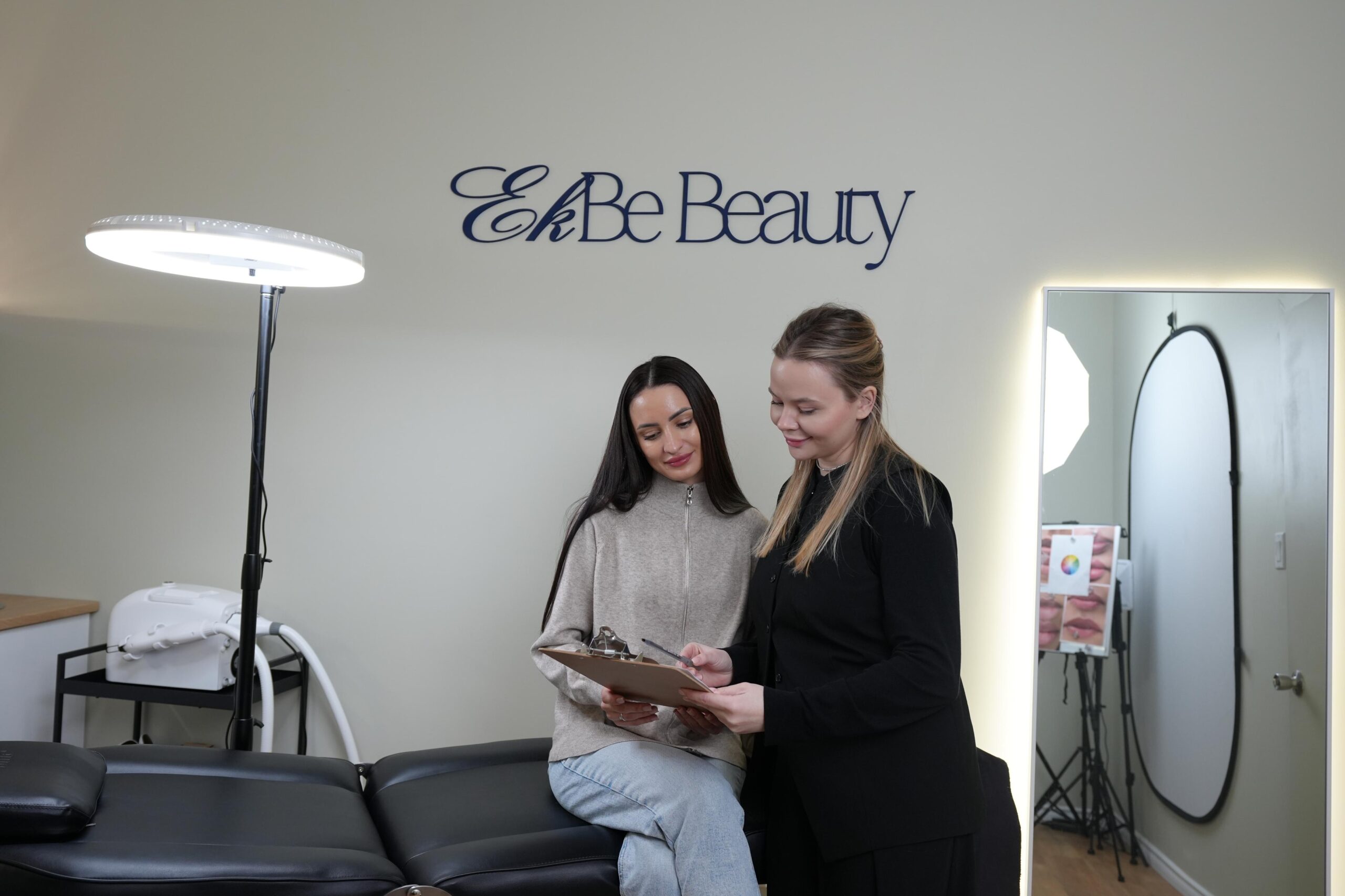 Award-winning ombre powder brows and lip blush by Canada’s #1 PMU artist serving Oakville and Mississauga.
